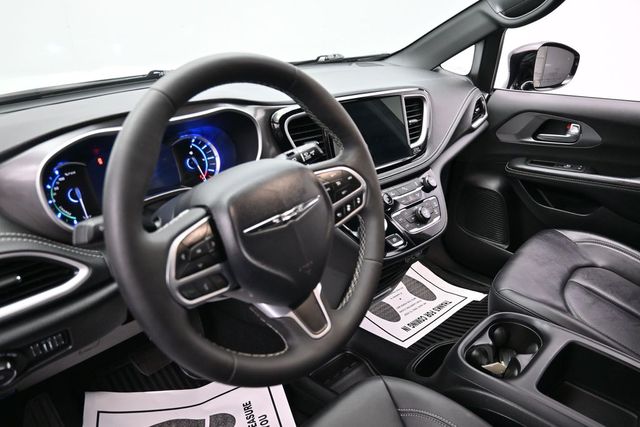 Used 2025 Chrysler Pacifica - photo 5