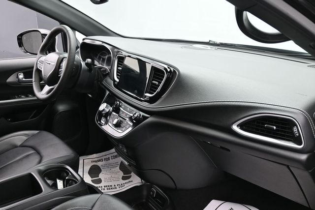 Used 2025 Chrysler Pacifica - photo 10