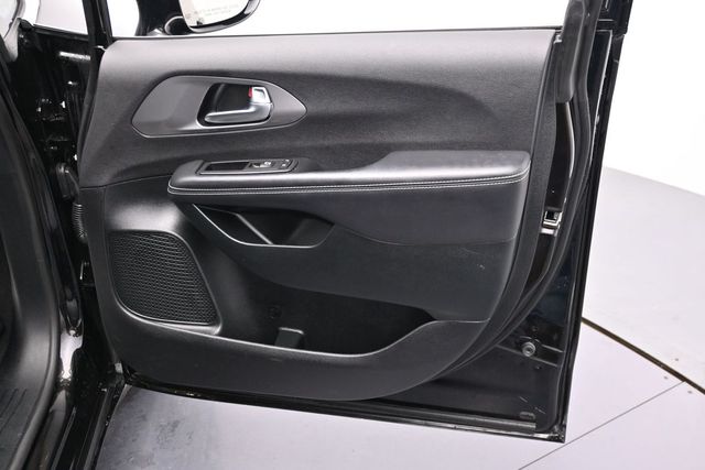 Used 2025 Chrysler Pacifica - photo 11