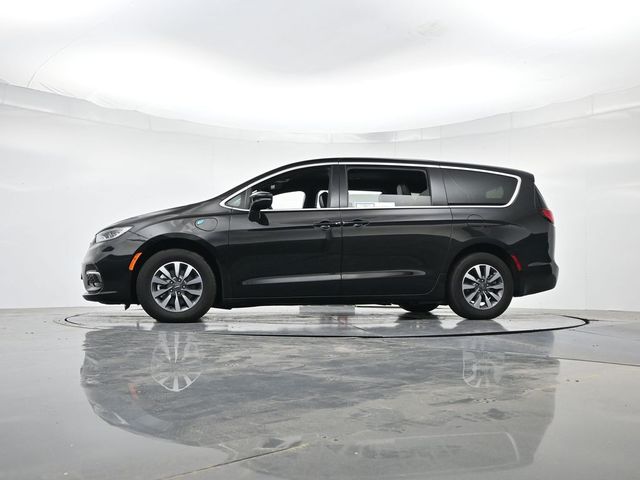 Used 2025 Chrysler Pacifica - photo 18
