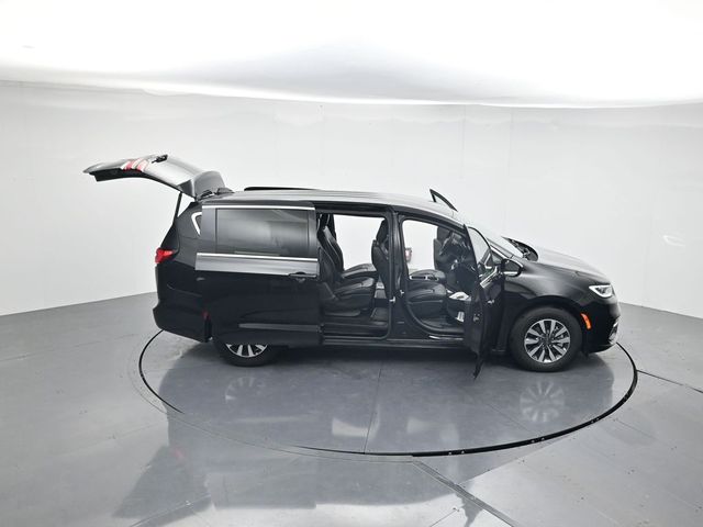 Used 2025 Chrysler Pacifica - photo 27