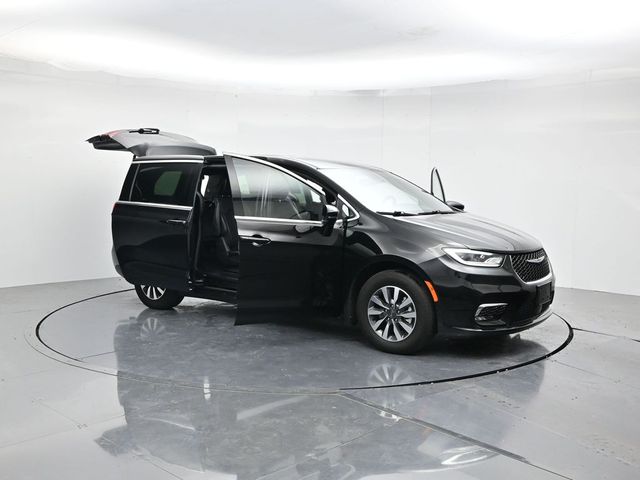 Used 2025 Chrysler Pacifica - photo 32