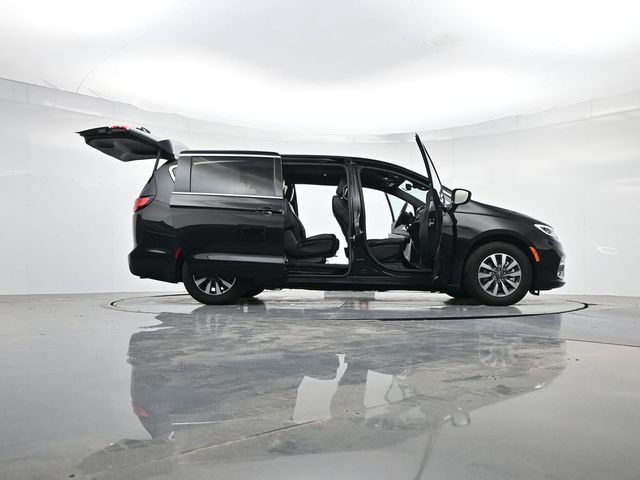 Used 2025 Chrysler Pacifica - photo 33