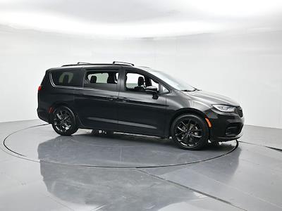 Used 2021 Chrysler Pacifica - photo 2
