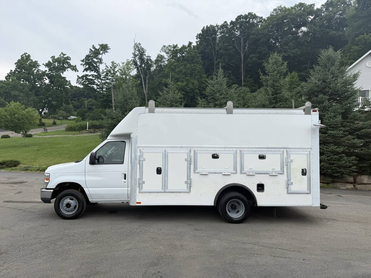 Used 2015 Ford E-450 - photo 2
