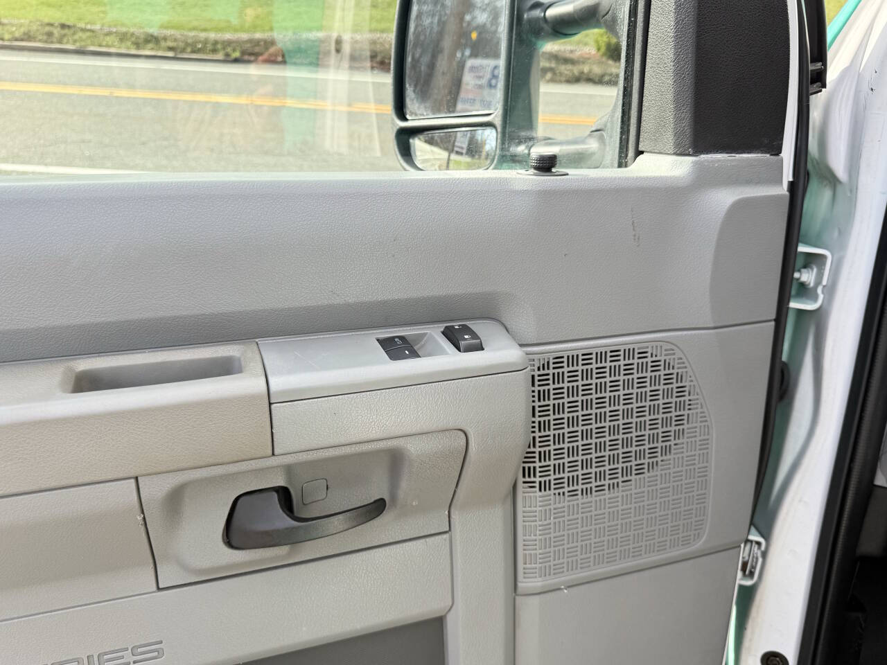 Used 2011 Ford E-350 - photo 17
