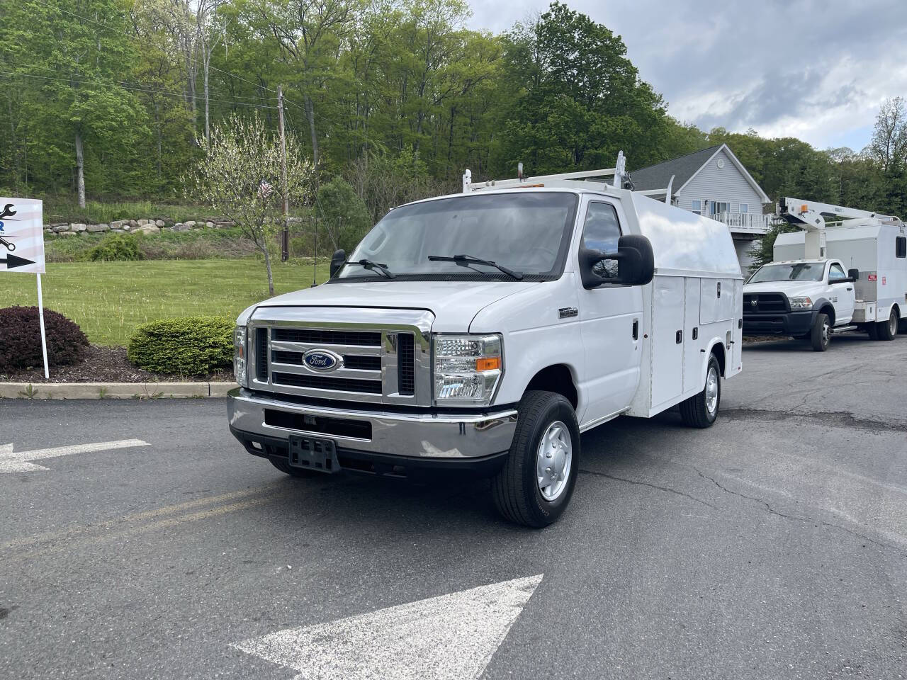Used 2016 Ford E-350 - photo 1