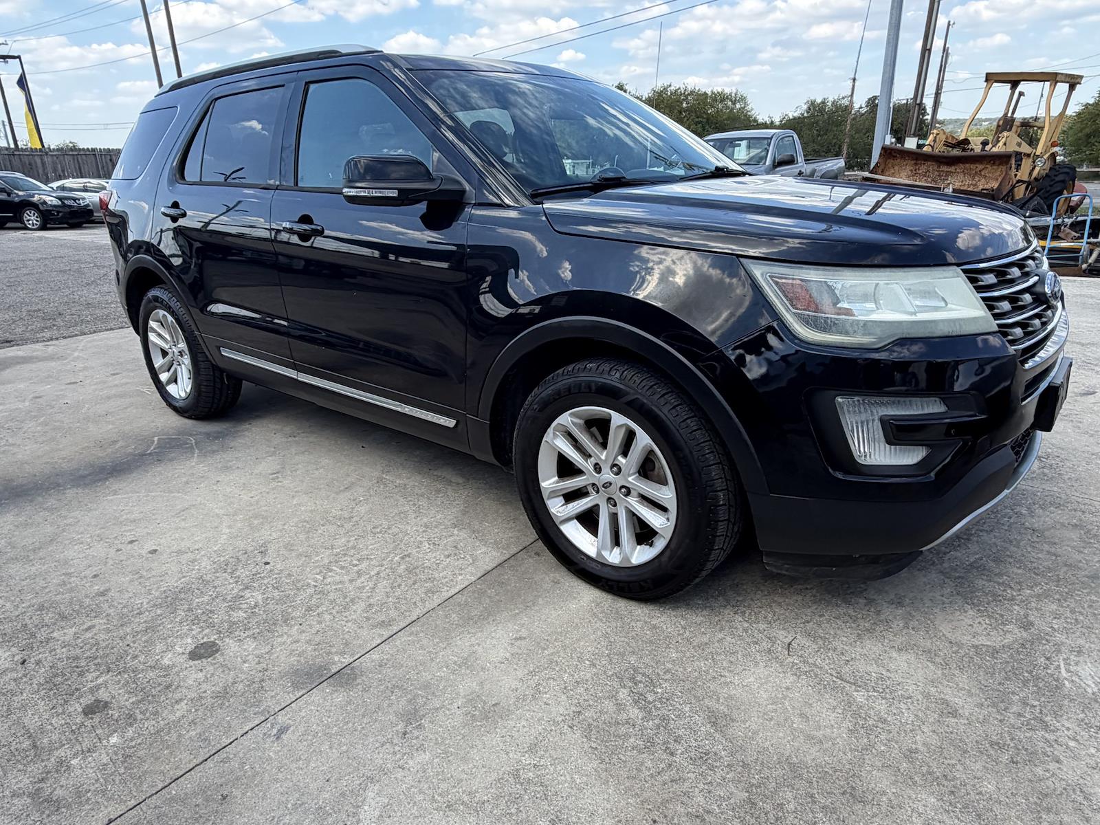 Used 2017 Ford Explorer - photo 2