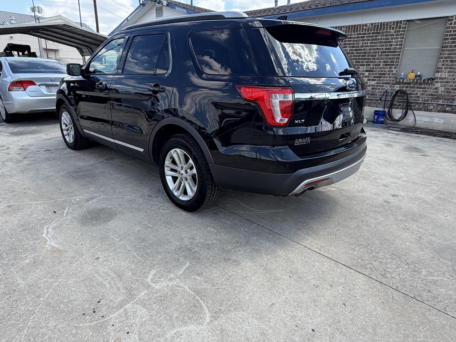 Used 2017 Ford Explorer - photo 2