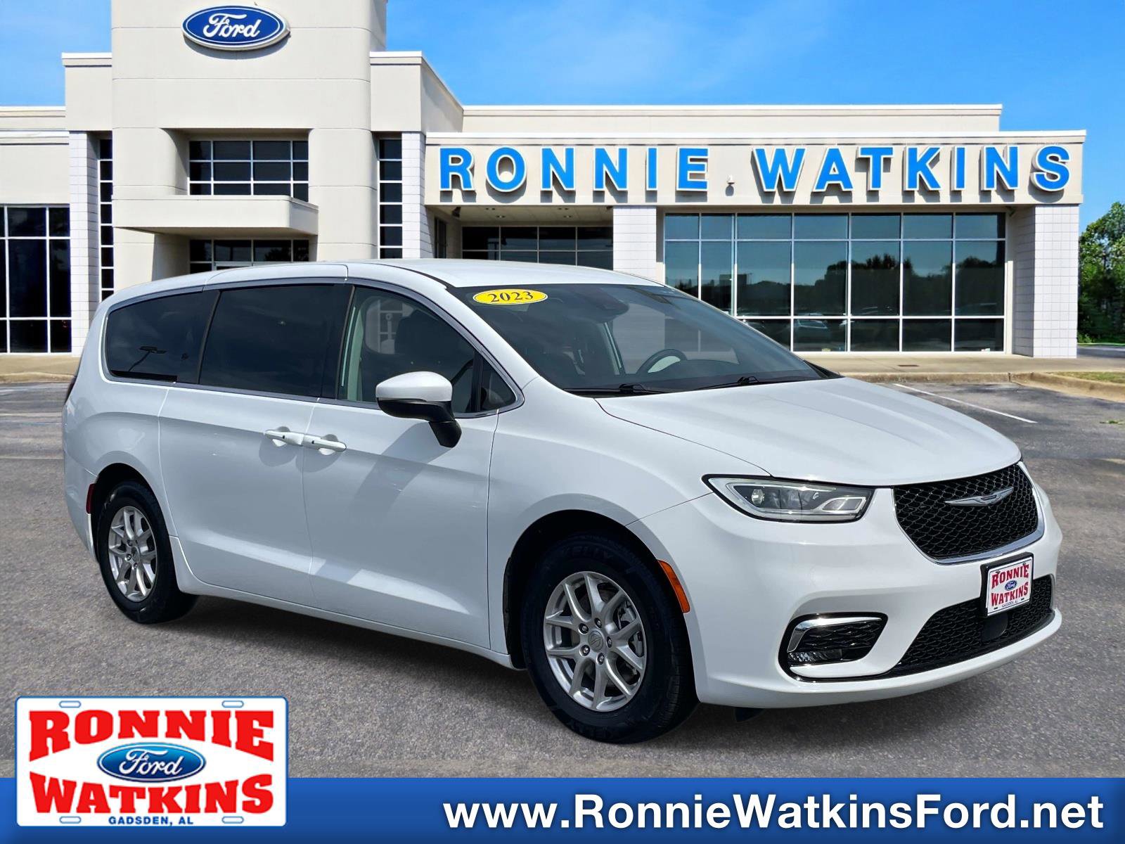 Used 2023 Chrysler Pacifica Touring L Minivan - photo 1