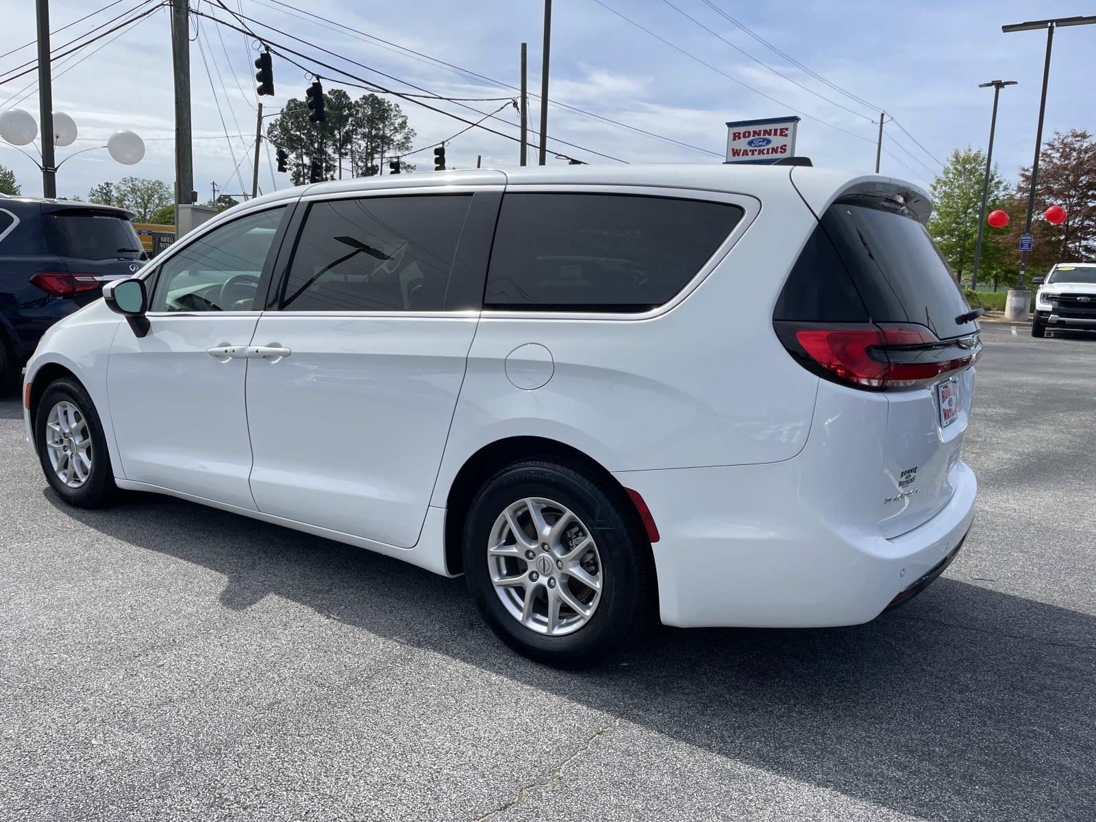 Used 2023 Chrysler Pacifica - photo 8