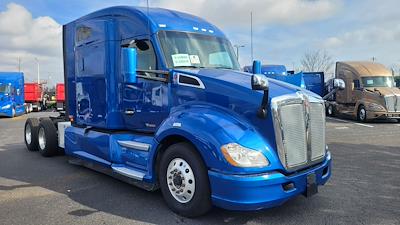 Used 2021 Kenworth T680 - photo 1
