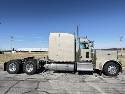 Used 2022 Peterbilt 389 - photo 1