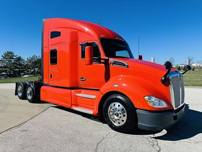 Used 2022 Kenworth T680 - photo 1
