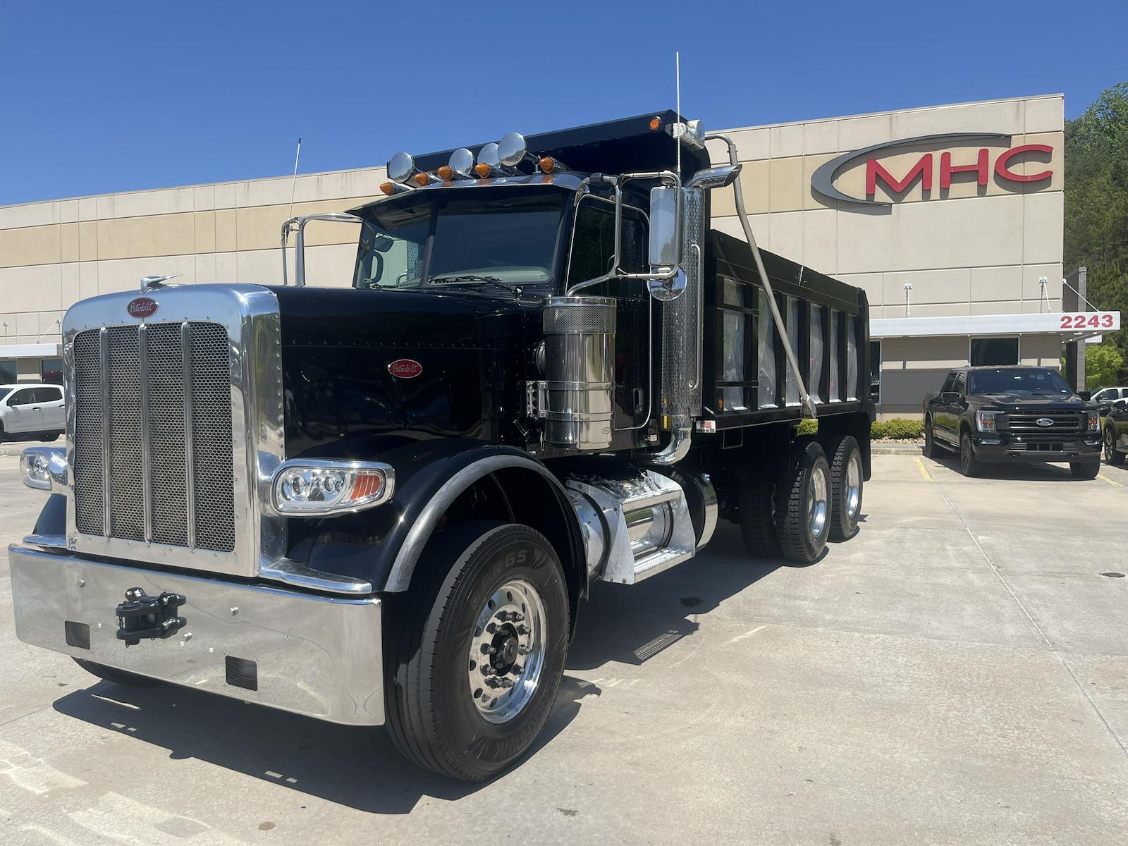 Used 2024 Peterbilt 389 - photo 2