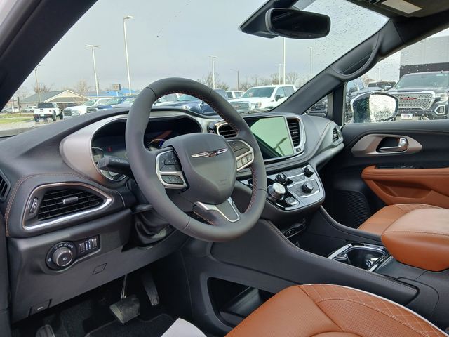 Used 2025 Chrysler Pacifica - photo 11