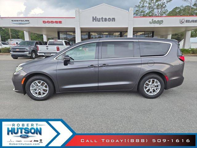 Used 2023 Chrysler Pacifica - photo 1
