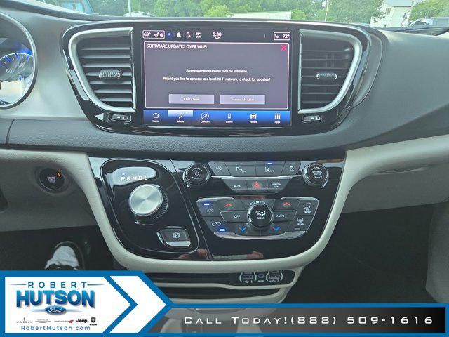 Used 2023 Chrysler Pacifica - photo 17