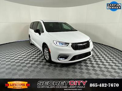 Used 2024 Chrysler Pacifica - photo 1