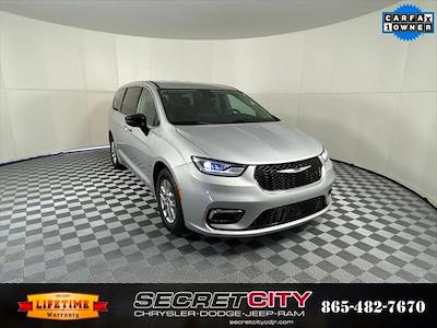 Used 2024 Chrysler Pacifica - photo 1