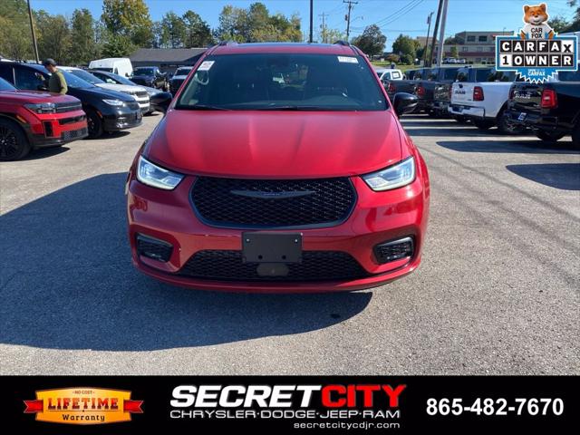Used 2025 Chrysler Pacifica - photo 2
