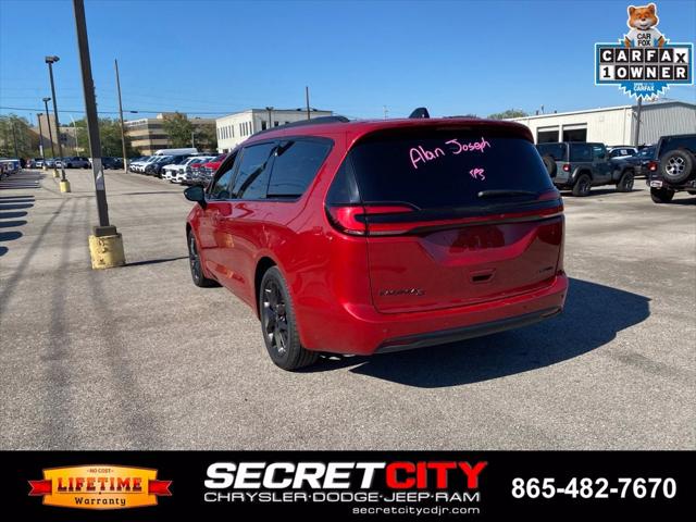 Used 2025 Chrysler Pacifica - photo 2