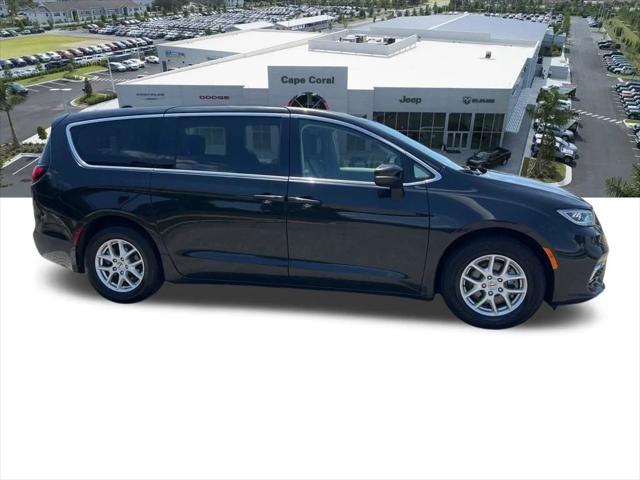 Used 2023 Chrysler Pacifica - photo 1