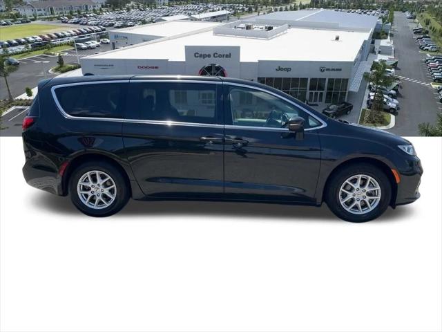 Used 2023 Chrysler Pacifica - photo 2