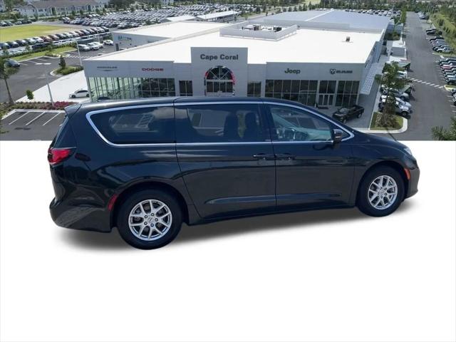 Used 2023 Chrysler Pacifica - photo 5