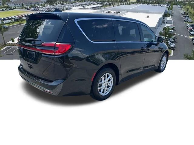 Used 2023 Chrysler Pacifica - photo 8