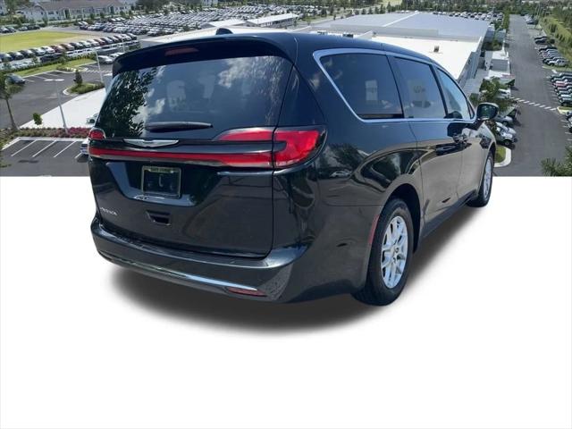 Used 2023 Chrysler Pacifica - photo 9
