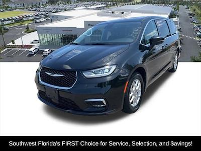 Used 2023 Chrysler Pacifica - photo 2