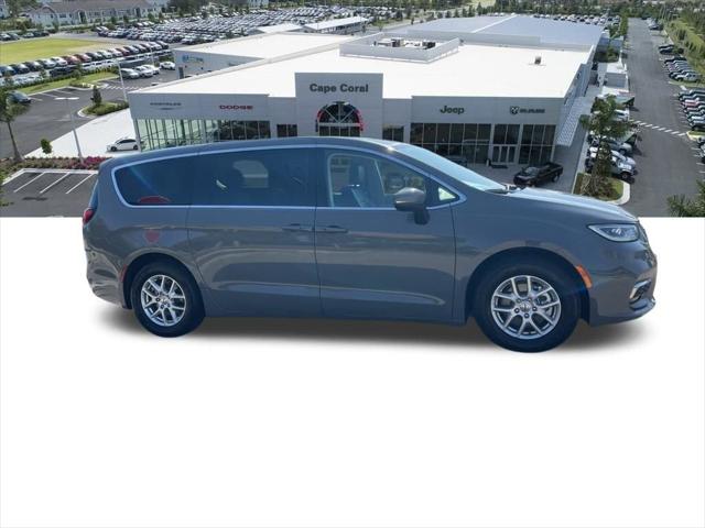 Used 2023 Chrysler Pacifica - photo 1