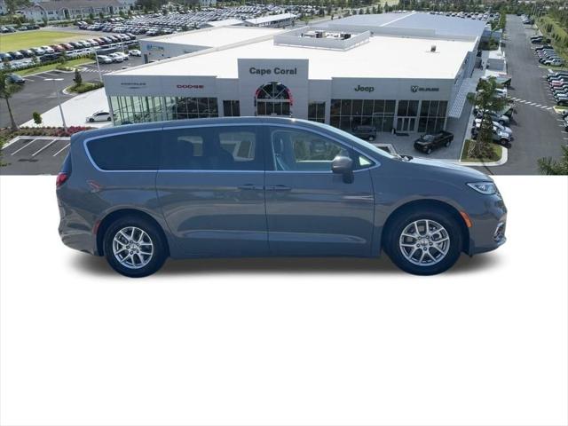 Used 2023 Chrysler Pacifica - photo 2
