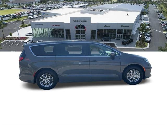 Used 2023 Chrysler Pacifica - photo 5