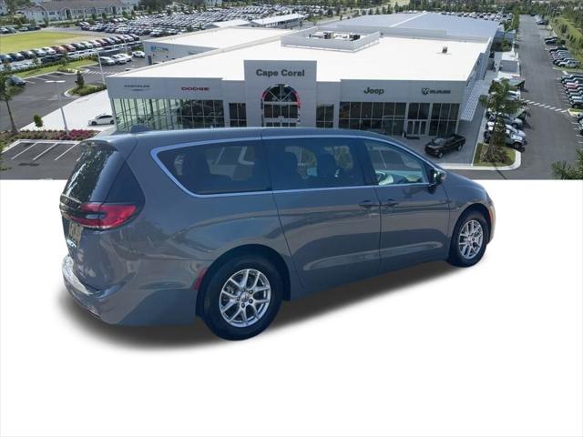 Used 2023 Chrysler Pacifica - photo 7