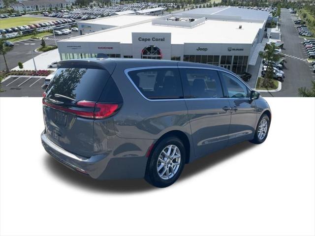 Used 2023 Chrysler Pacifica - photo 8