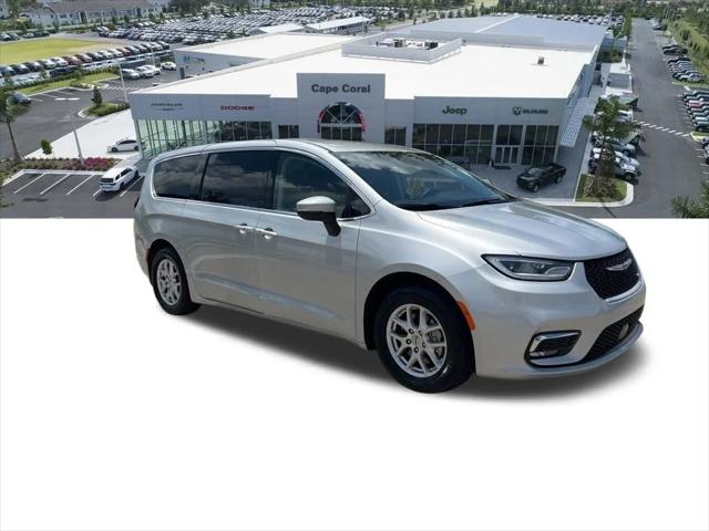 Used 2023 Chrysler Pacifica - photo 5