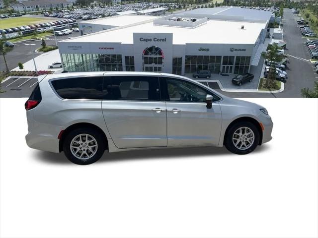 Used 2023 Chrysler Pacifica - photo 8