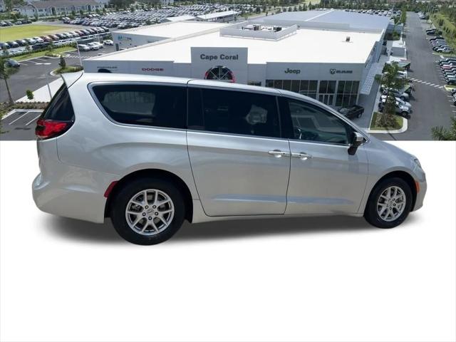 Used 2023 Chrysler Pacifica - photo 9