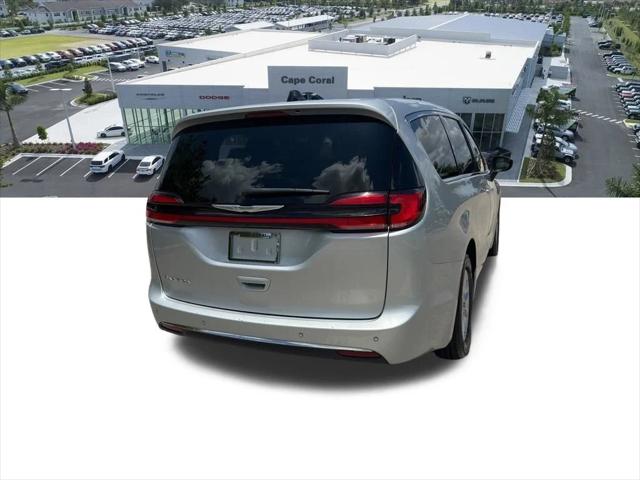 Used 2023 Chrysler Pacifica - photo 11
