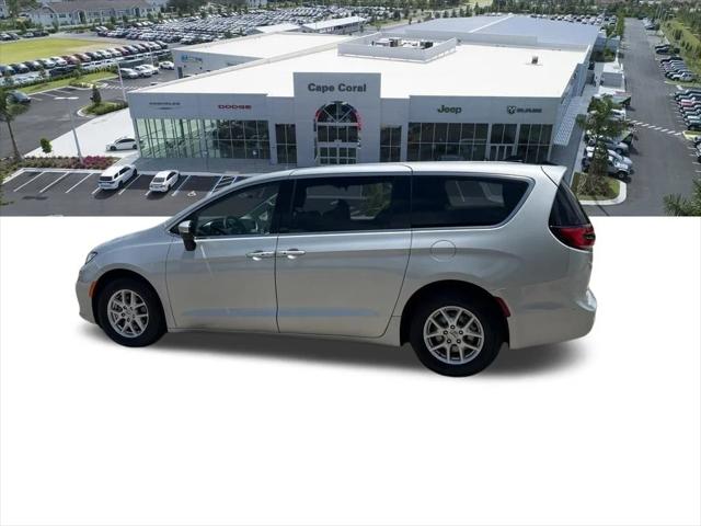 Used 2023 Chrysler Pacifica - photo 16
