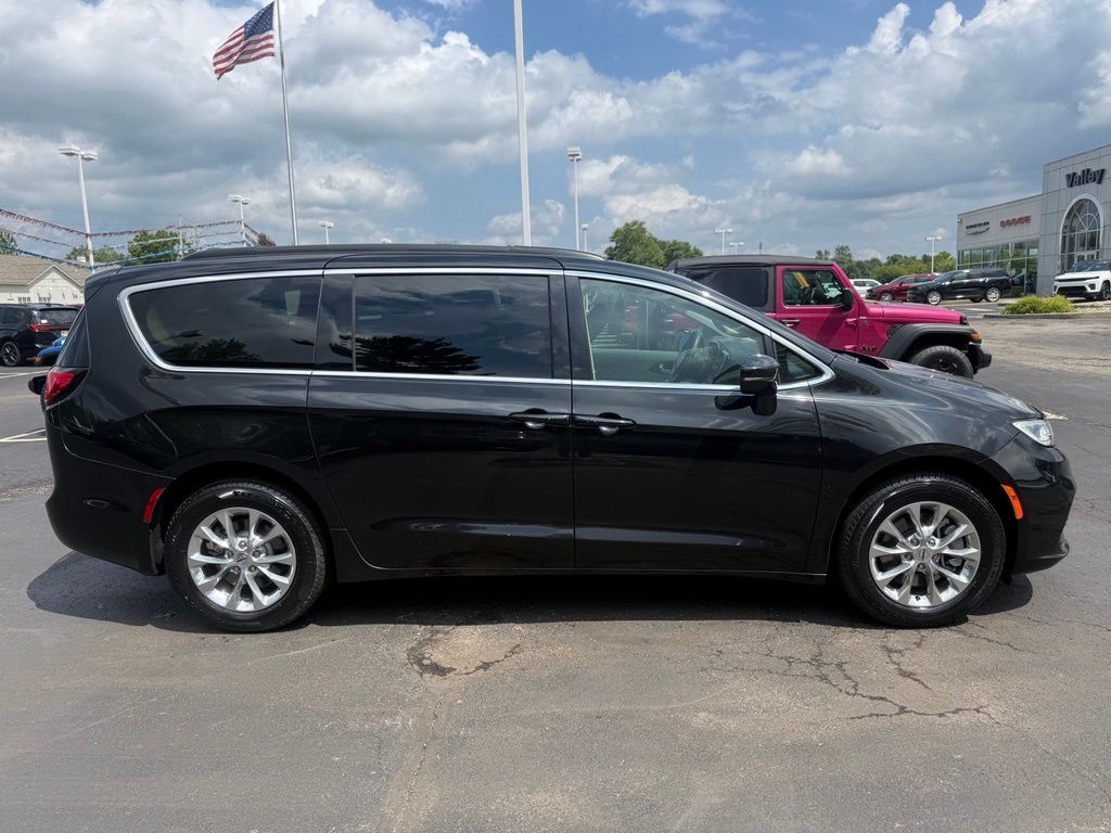 Used 2022 Chrysler Pacifica - photo 2