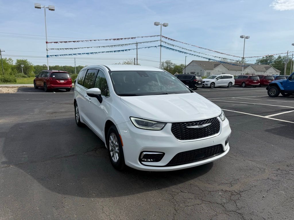 Used 2023 Chrysler Pacifica - photo 1