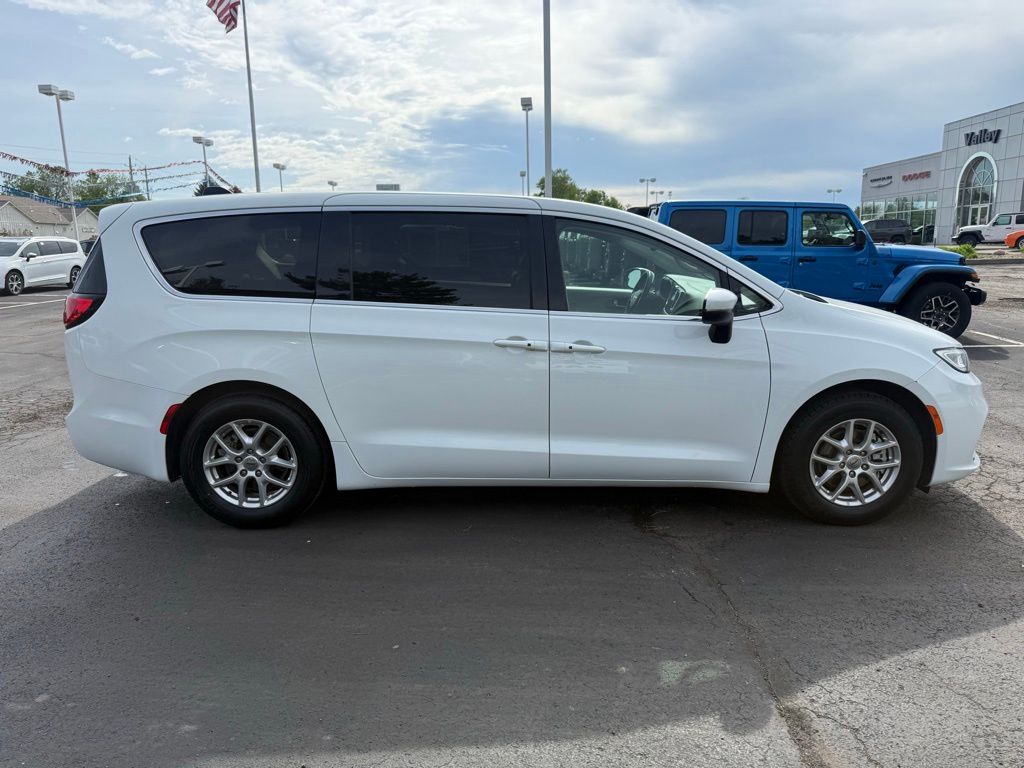 Used 2023 Chrysler Pacifica - photo 2