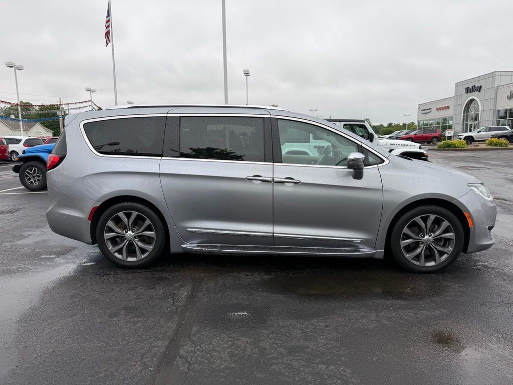 Used 2017 Chrysler Pacifica - photo 2