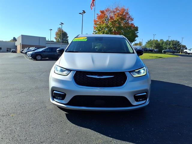 Used 2024 Chrysler Pacifica - photo 2