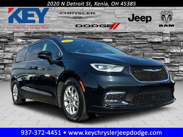 Used 2024 Chrysler Pacifica - photo 1