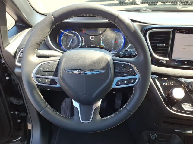 Used 2025 Chrysler Pacifica - photo 2