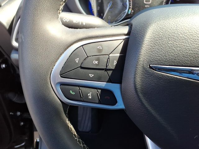 Used 2025 Chrysler Pacifica - photo 5